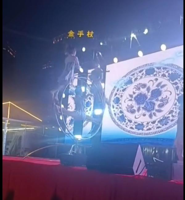 王浩和他的团队在进行杂技表演。受访者 图