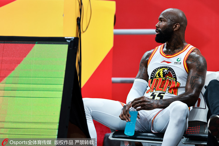 琼斯终于可以歇歇了。