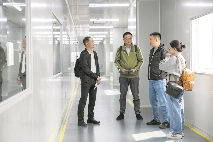     成都日报锦观新闻记者在宜宾森蓝科技公司采访