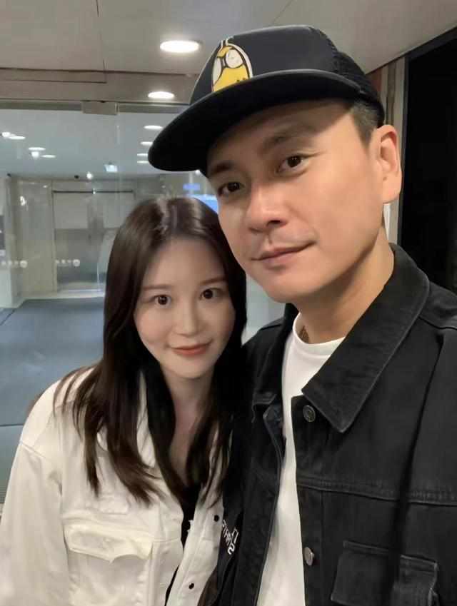 黄宗泽和美女粉丝亲密搂抱,被指超过社交距离,二人外形有夫妻相__财经