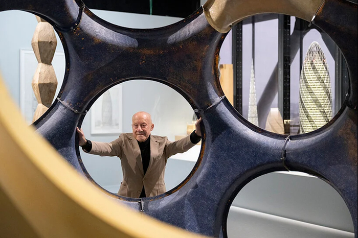 诺曼·福斯特在展览现场， Photo © Nigel Young / Foster + Partners