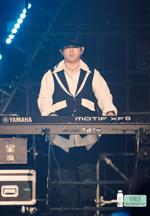 火箭蛋挞吉他 曾帆立火箭蛋挞键盘 刘端浩火箭蛋挞主唱 张琳成员介绍