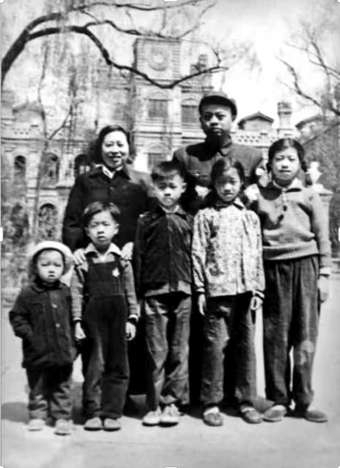 王小波一家在铁狮子胡同一号（宋华提供）