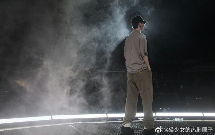 马嘉祺|舞台背影 看到小茄小时候唱歌的照片真的好感慨🥺……|马嘉