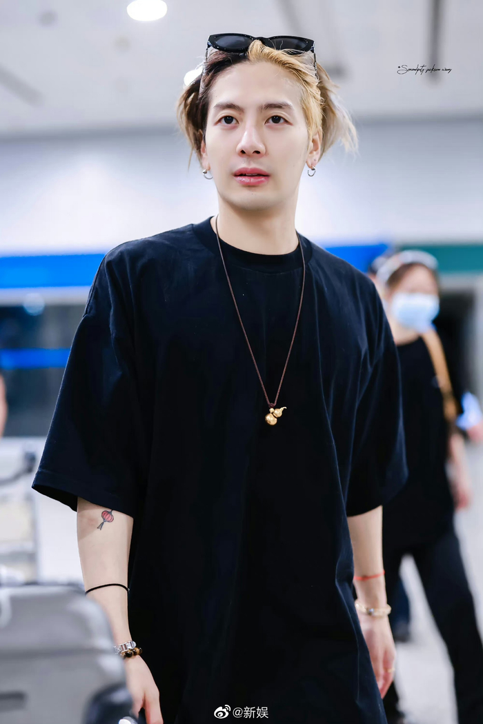 王嘉尔结束了墨西哥的演唱会回国机场路透来了!