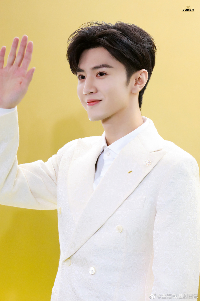 陈哲远太帅了,一身白色西装,仿佛就是白马王子|陈哲远_新浪新闻