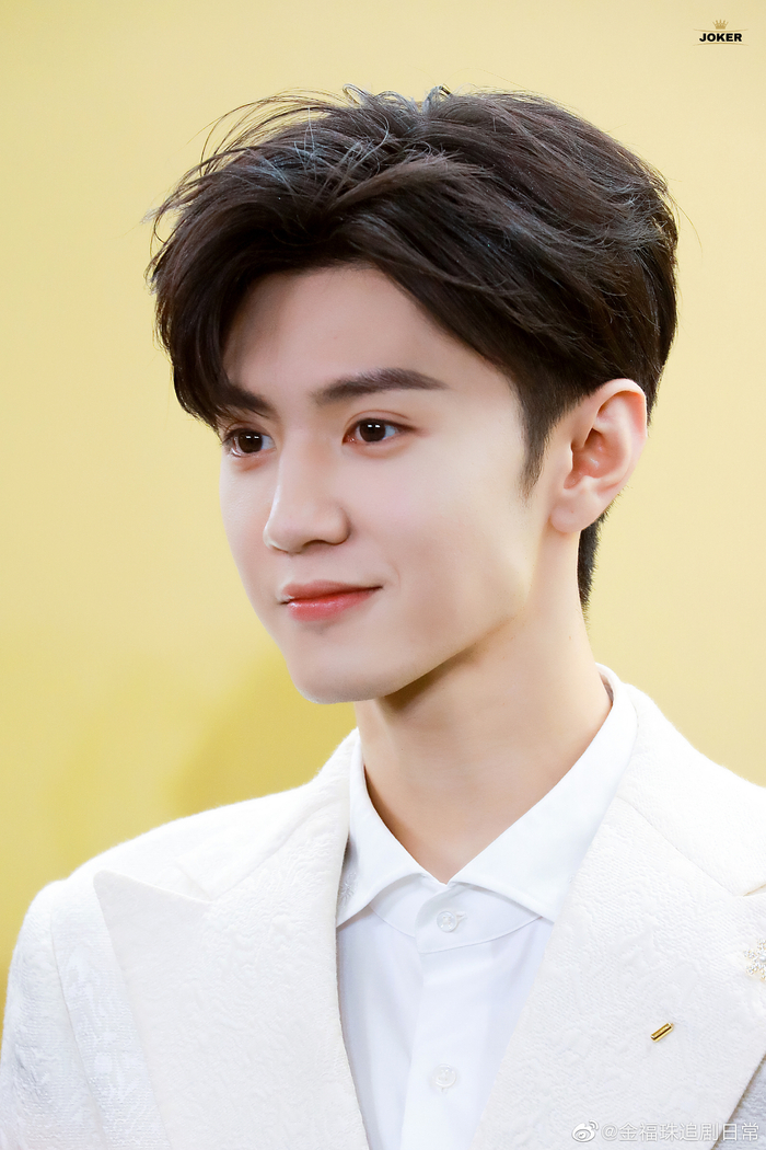 陈哲远太帅了,一身白色西装,仿佛就是白马王子|陈哲远_新浪新闻