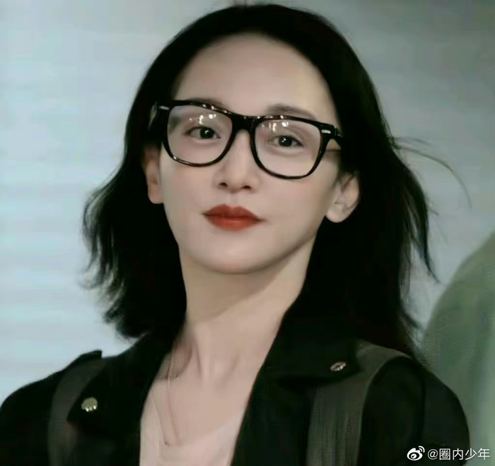 周迅这两张戴眼镜的图,好多人用p2那套图做头像发现|周迅_新浪新闻