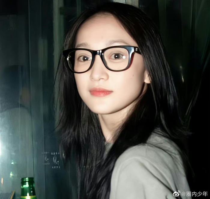周迅这两张戴眼镜的图,好多人用p2那套图做头像发现|周迅_新浪新闻