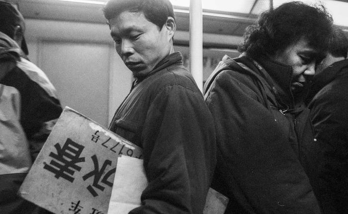 2005年，乘客在车厢里。澎湃新闻记者 许海峰 摄影