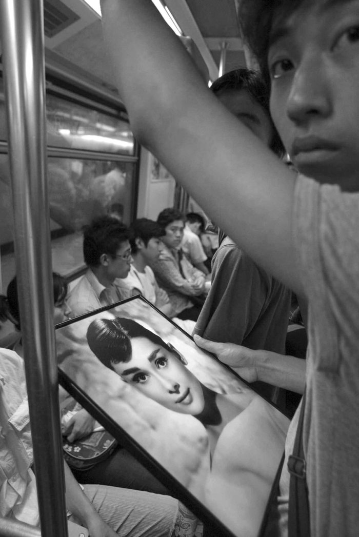 2004年5月27日，一名男子携带他的偶像——演员赫本在车厢里。澎湃新闻记者 许海峰 摄影