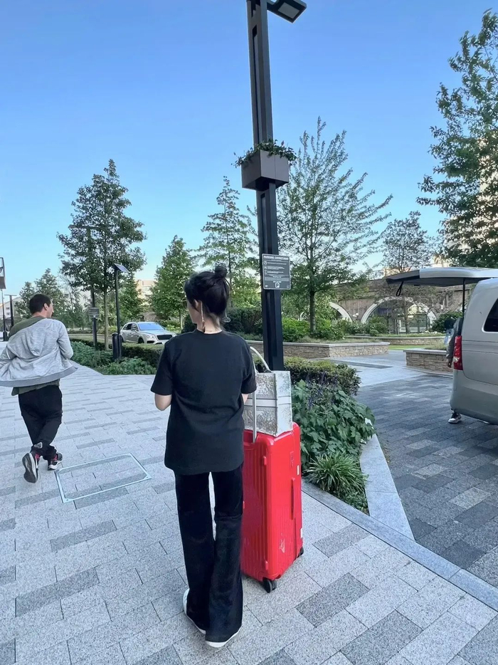 王诗龄还分享了自己的背影照,不知是不是身材有拉长的效果,身形十分