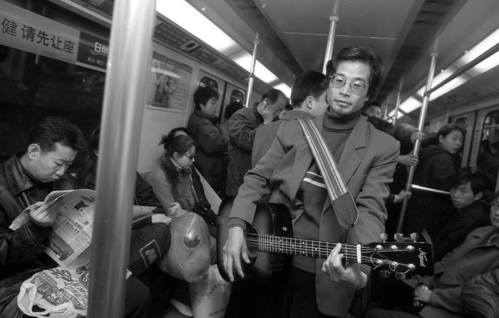 2002年，一名男子在地铁车厢内卖唱，后此行为被禁止。澎湃新闻记者 许海峰 摄影