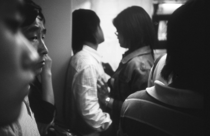 2005年5月1日，一对恋人在车厢里。澎湃新闻记者 许海峰 摄影