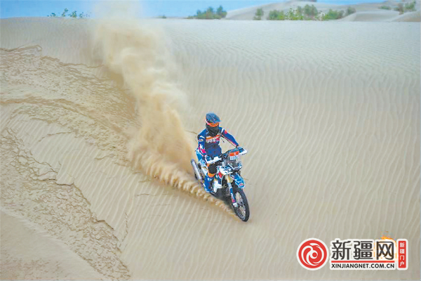 图为2023中国环塔（国际）拉力赛摩托组比赛现场。（中国环塔（国际）拉力赛官方供图）