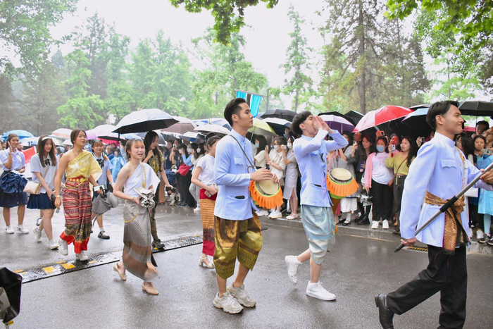 身穿各国传统服饰的留学生们正在巡游中。图/北京语言大学