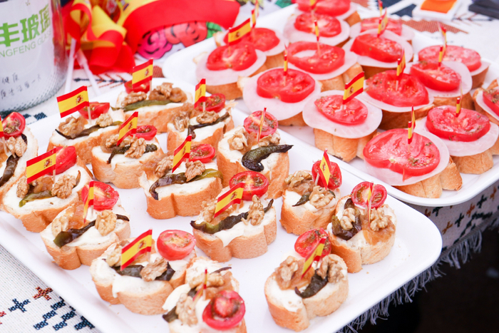 展棚里展出的各国特色食物。图/北京语言大学