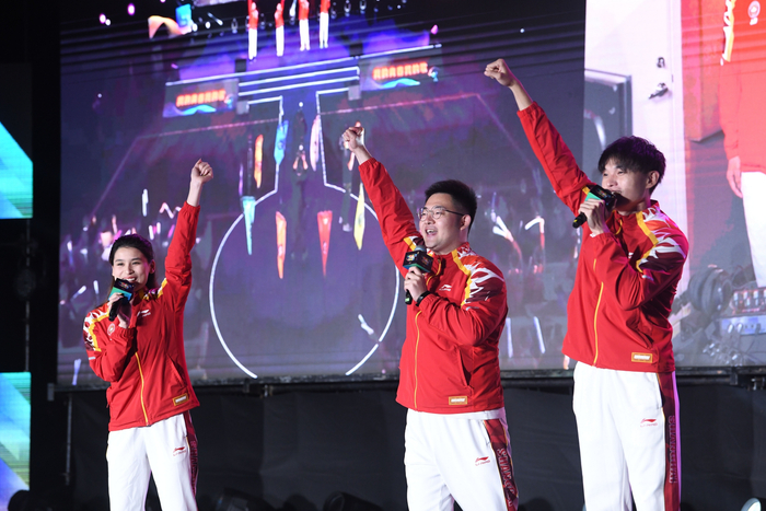 许周政。（右一）