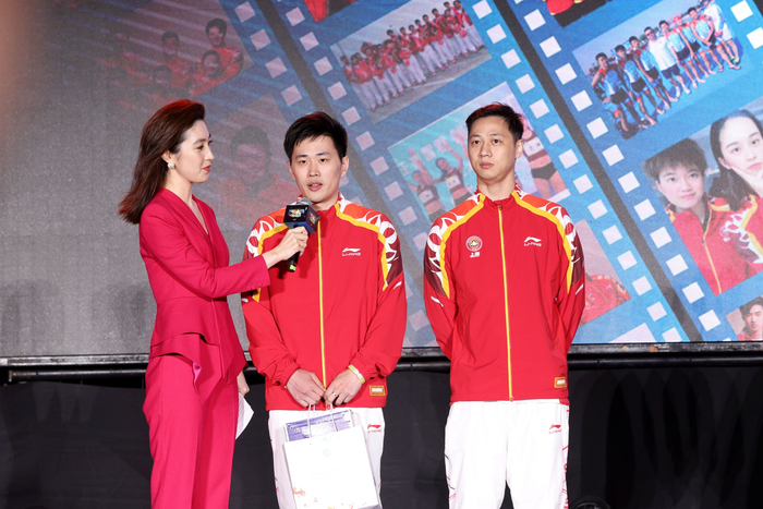 高磊。（左二）