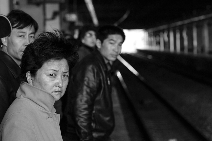 2005年3月24日，新庄站，早高峰时段，乘客等待列车的到来。澎湃新闻记者 许海峰 摄影