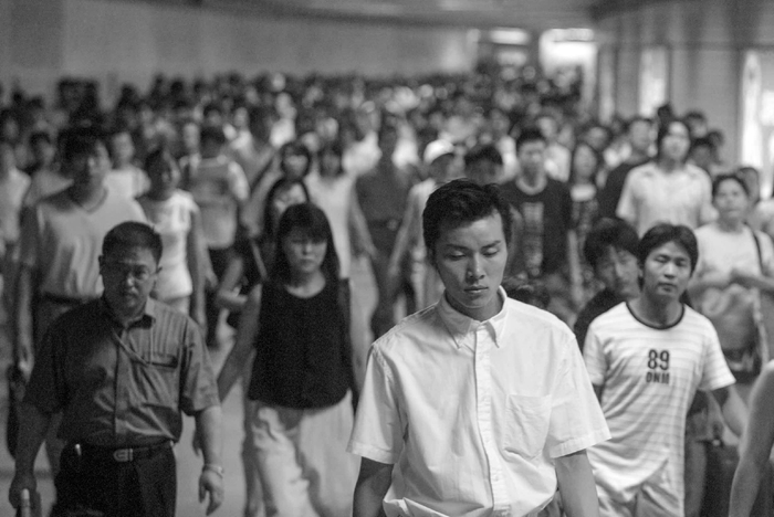 2004年7月14日，乘客行走在人民广场站。澎湃新闻记者 许海峰 摄影