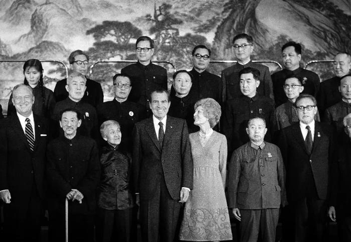 ▲1972年2月25日，北京，美国总统理查德·尼克松和夫人帕特·尼克松出席晚宴并合影留念。图/视觉中国