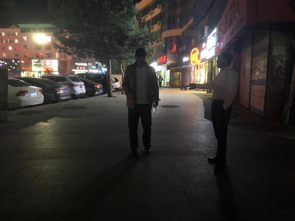 律师和刘雪峰（戴帽者）在当年案发地附近走访。