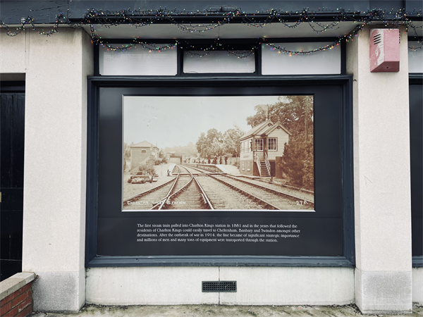 查尔顿金斯路边的宣传版，告诉人们这里曾经有过自己的火车站
