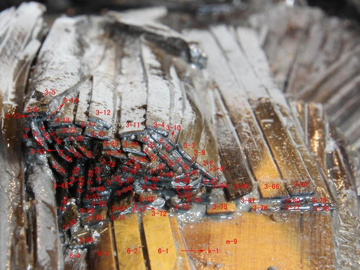 图二：北京大学藏秦简室内发掘分层揭取的编号