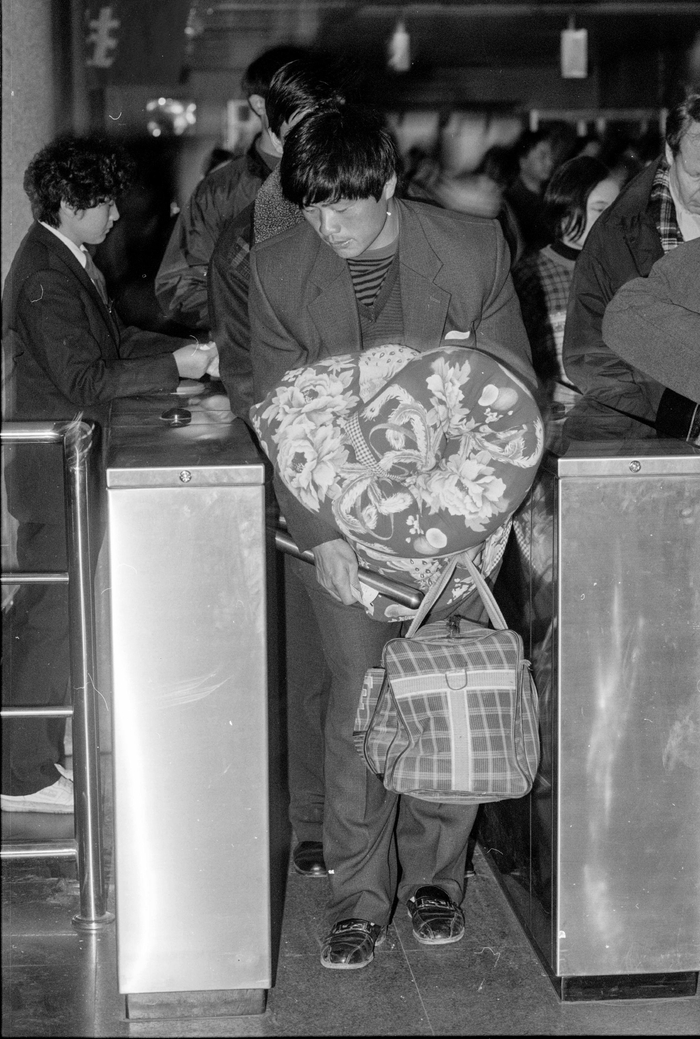 2016年3月26日，一名来沪务工人员携带花面被出站。澎湃新闻记者 许海峰 摄影