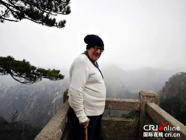 2019年，马克林在安徽黄山留影 资料图。图源：CRI