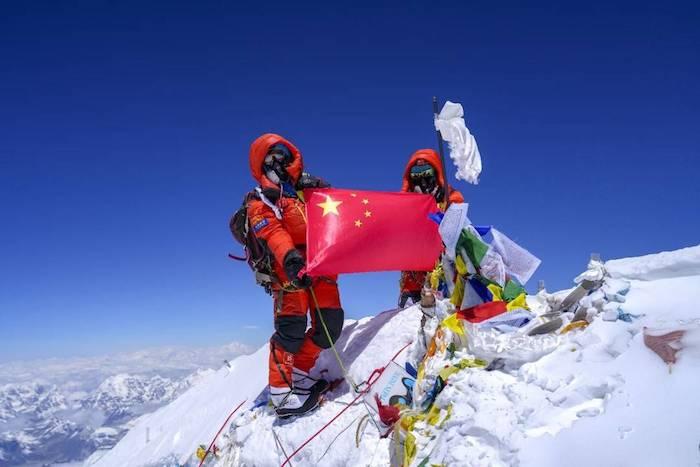 登珠穆朗玛峰国旗挡脸图片