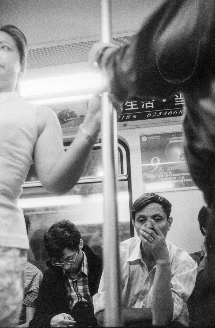 2003年1月，乘客在车厢里。澎湃新闻记者 许海峰 摄影