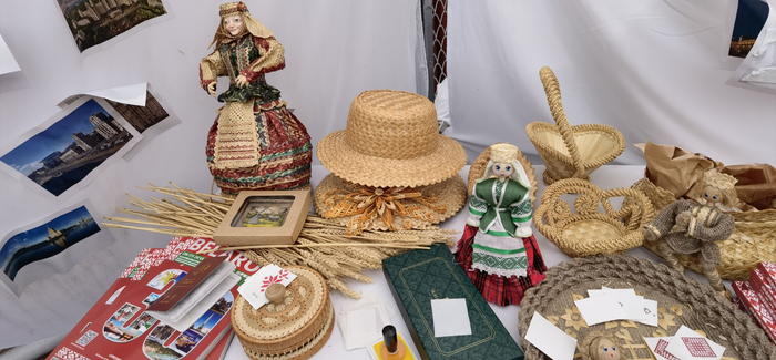 在白俄罗斯展棚里，各种各样的麦秸秆编制的物品引人注目。新京报记者 杨菲菲 摄