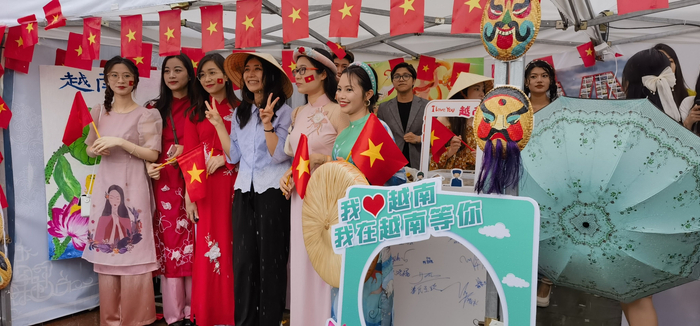 观众和留学生一起合影留念。新京报记者 杨菲菲 摄