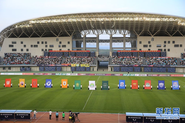 　　开幕式现场，中国足球协会会旗和12 支参赛队队旗入场。新华网 石毅 摄