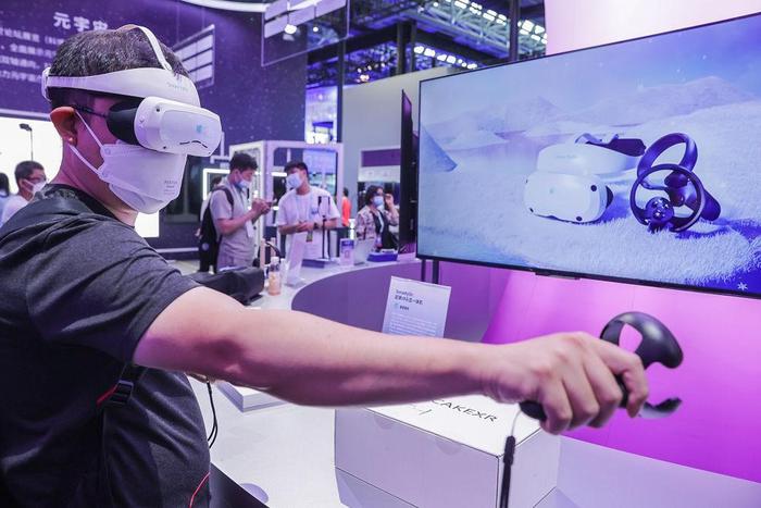 　　5月26日，参观者在中关村国家自主创新示范区展示中心内体验VR设备。新华社记者 张玉薇 摄