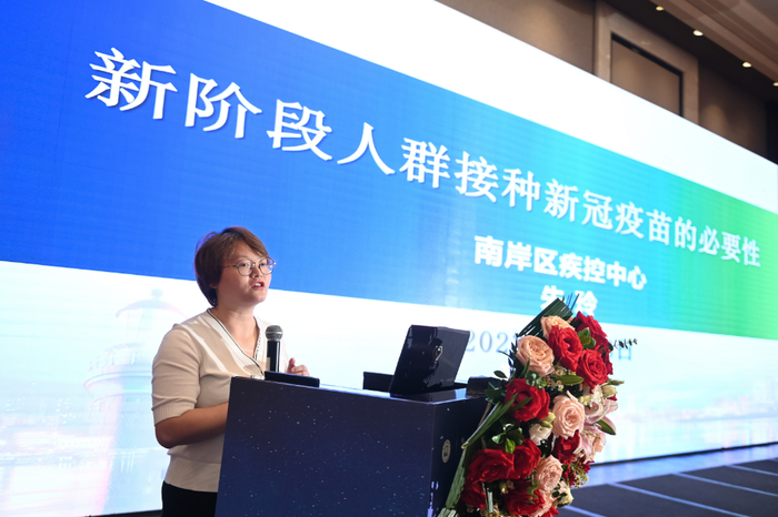 ▲朱玲作学术报告/图源 王岩