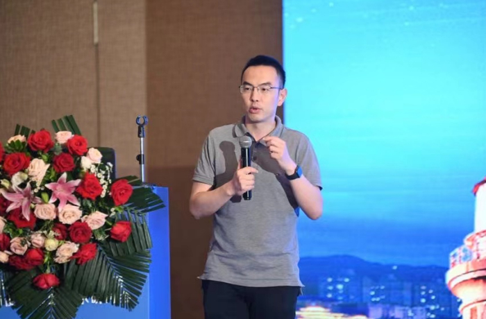 ▲曾德唯主持会议/图源 王岩 