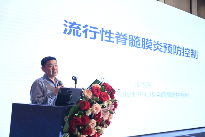 ▲邵祝军作学术报告/图源 王岩