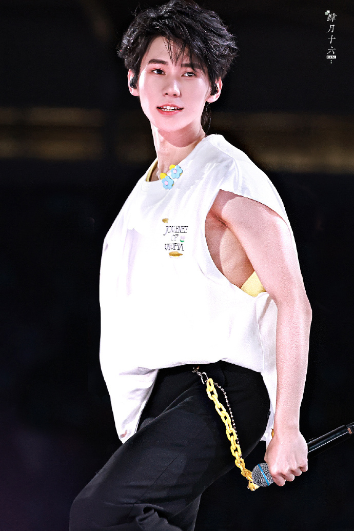 张真源这个肌肉我是真的瑞思拜,荷尔蒙和少年感的完美结合……|张真源