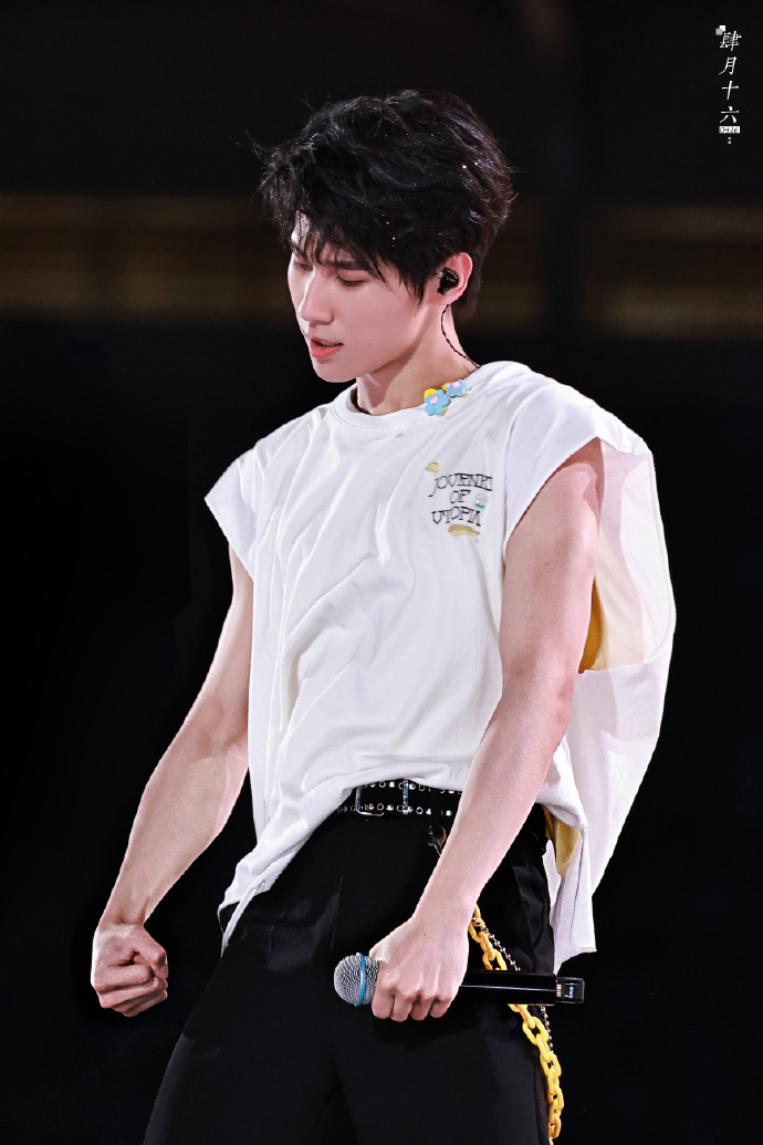 张真源这个肌肉我是真的瑞思拜,荷尔蒙和少年感的完美结合……|张真源