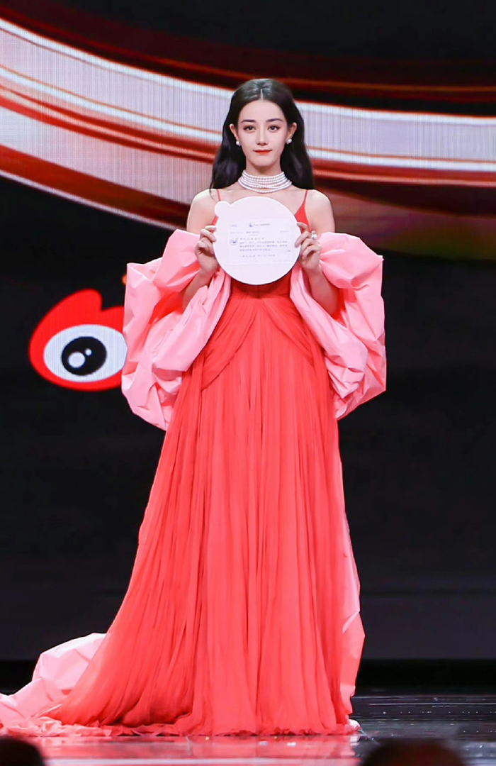 迪丽热巴自己复刻自己,原来很早之前热巴就是粉红玛丽猫了|迪丽热巴