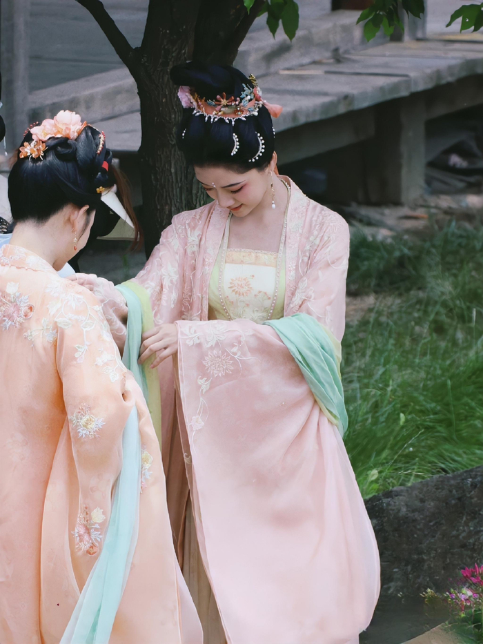 任敏《锦绣安宁》另一组路透服装头饰外套细节造型:黄薇任敏《锦绣