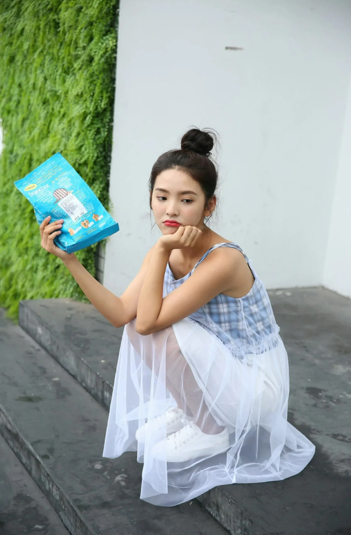 章若楠早年当平面模特生图,那会就很甜了