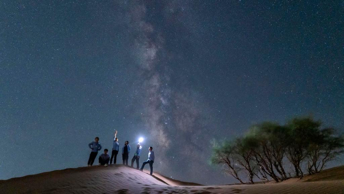 　　游客们在腾格里沙漠观星。（中卫市委宣传部供图）