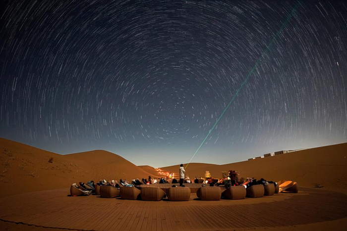 　　游客们在星空导师的指导下观星。（中卫市委宣传部供图）