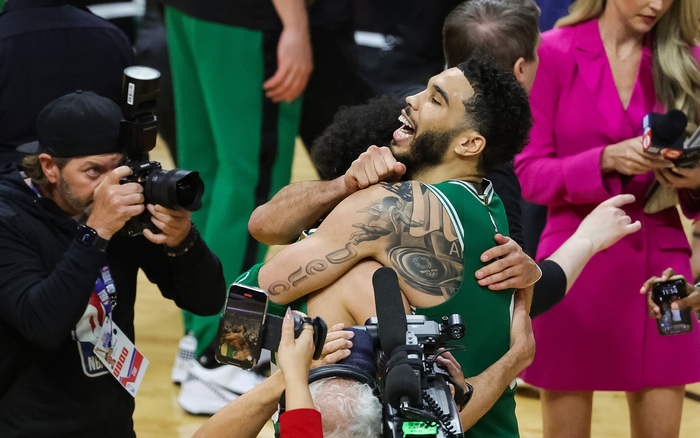 实现反绝杀之后，塔图姆和德里克·怀特拥抱庆祝。  图/视觉中国