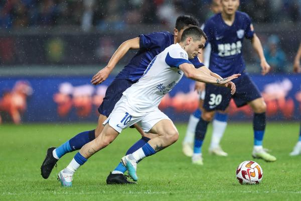 卫冕冠军武汉三镇1比2不敌沧州雄狮。