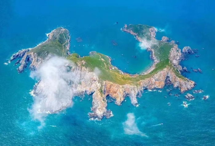 俯瞰整座东礵岛，形似弯月，绿草如茵。图/文旅霞浦